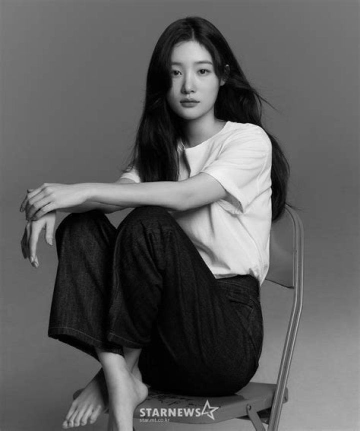 Determine Kim Yoo-jung's Height In Feet: Comprehensive Guide